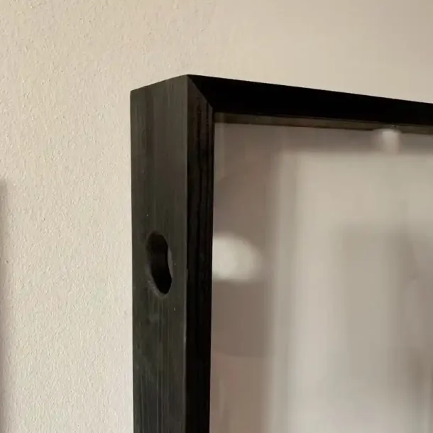 Corkframe - ramme til vinpropper - sortbejdset fyrretr - med bagplade 