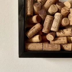 Corkframe - ramme til vinpropper - sortbejdset fyrretr - med bagplade 