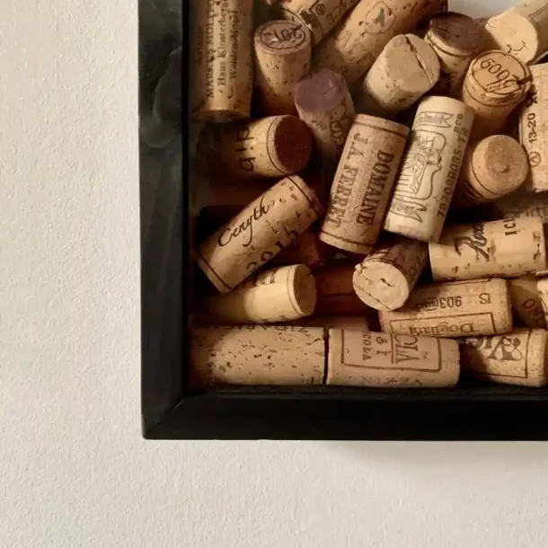 Corkframe - ramme til vinpropper - sortbejdset fyrretr - med bagplade 