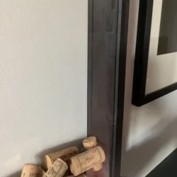 Corkframe - ramme til vinpropper - sortbejdset fyrretr - med bagplade 